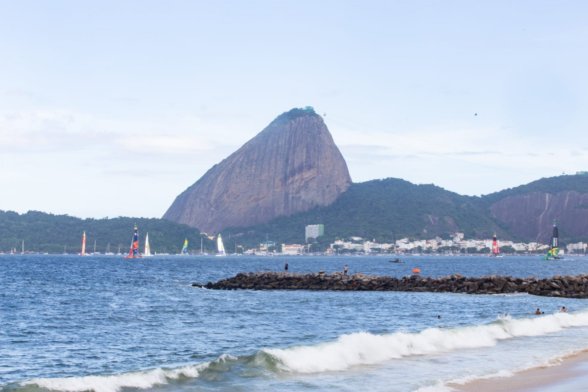 Tempo ensolarado levou cariocas e turistas à orla do Flamengo, na Zona Sul - Érica Martin / Agência O Dia