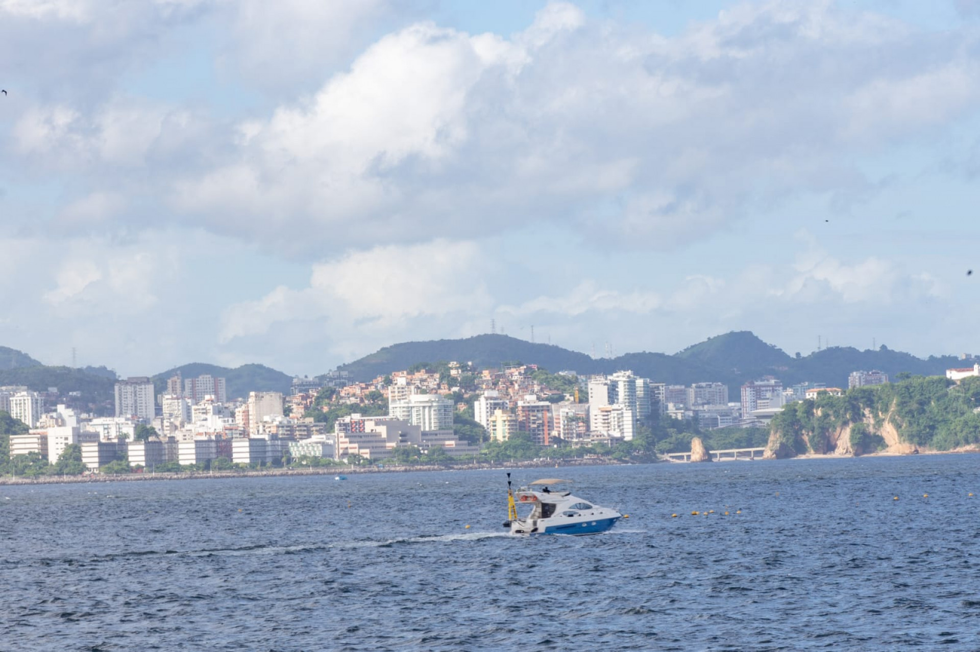 Tempo ensolarado levou cariocas e turistas à orla do Flamengo, na Zona Sul - Érica Martin / Agência O Dia