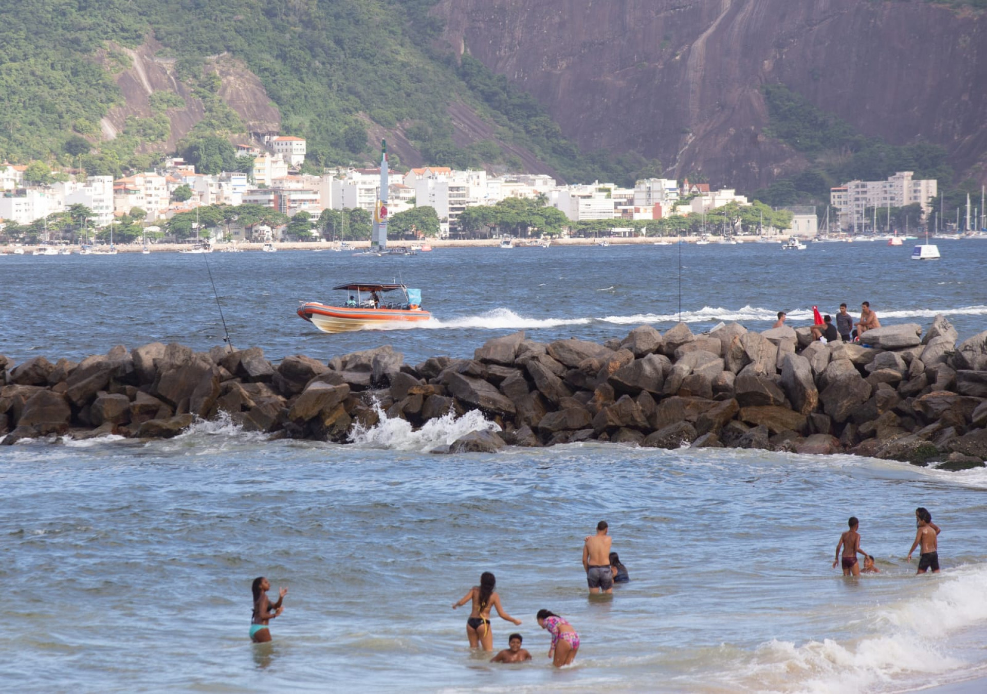 Tempo ensolarado levou cariocas e turistas à orla do Flamengo, na Zona Sul - Érica Martin / Agência O Dia