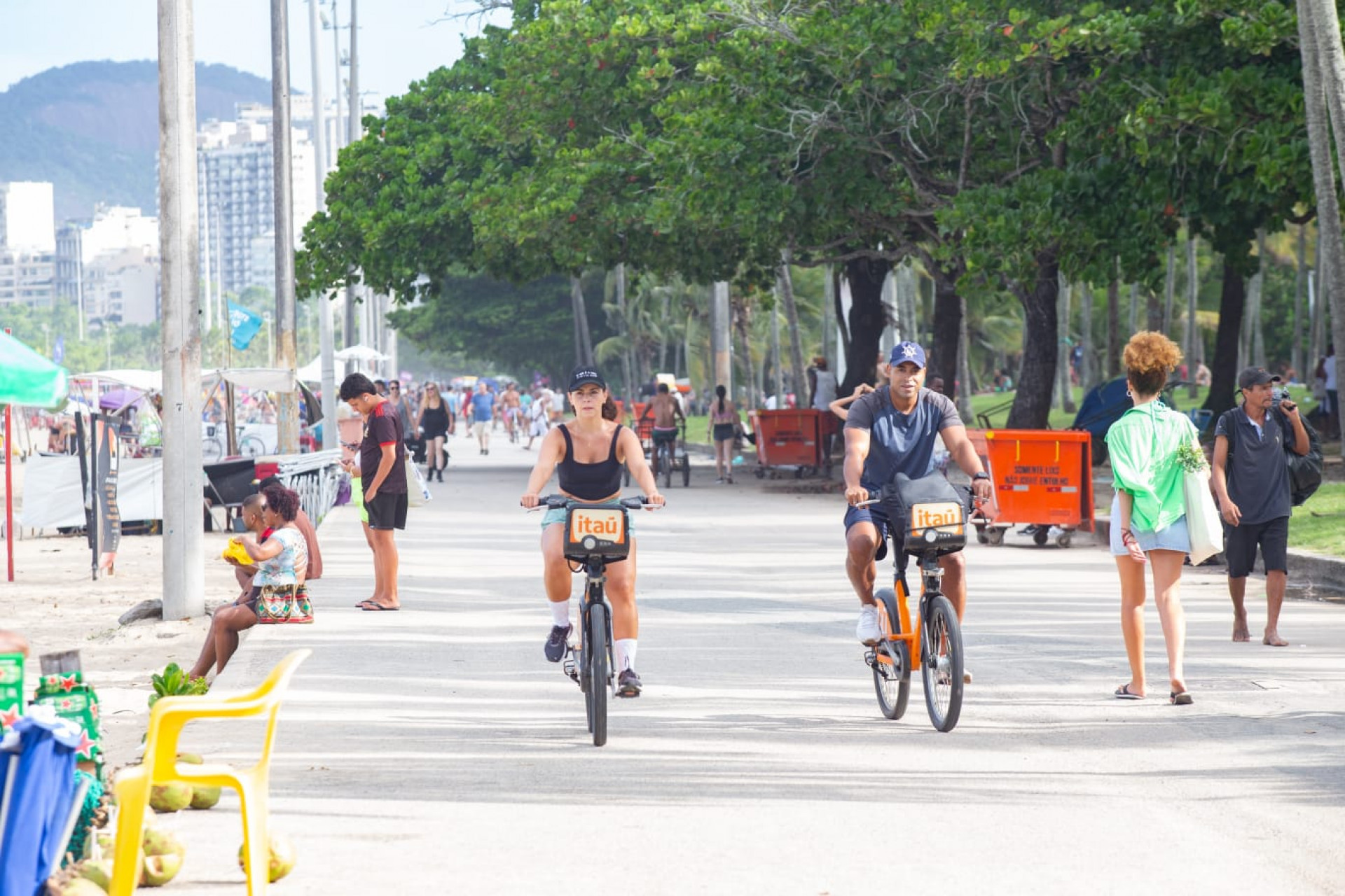 Tempo ensolarado levou cariocas e turistas à orla do Flamengo, na Zona Sul - Érica Martin / Agência O Dia