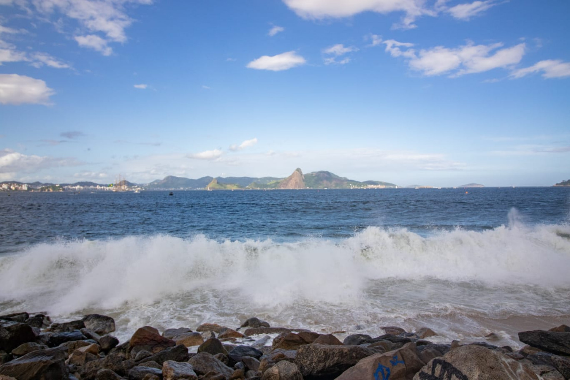 Tempo ensolarado levou cariocas e turistas à orla do Flamengo, na Zona Sul - Érica Martin / Agência O Dia