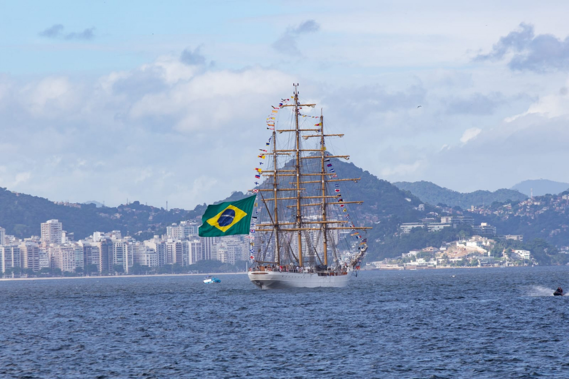 Tempo ensolarado levou cariocas e turistas à orla do Flamengo, na Zona Sul - Érica Martin / Agência O Dia