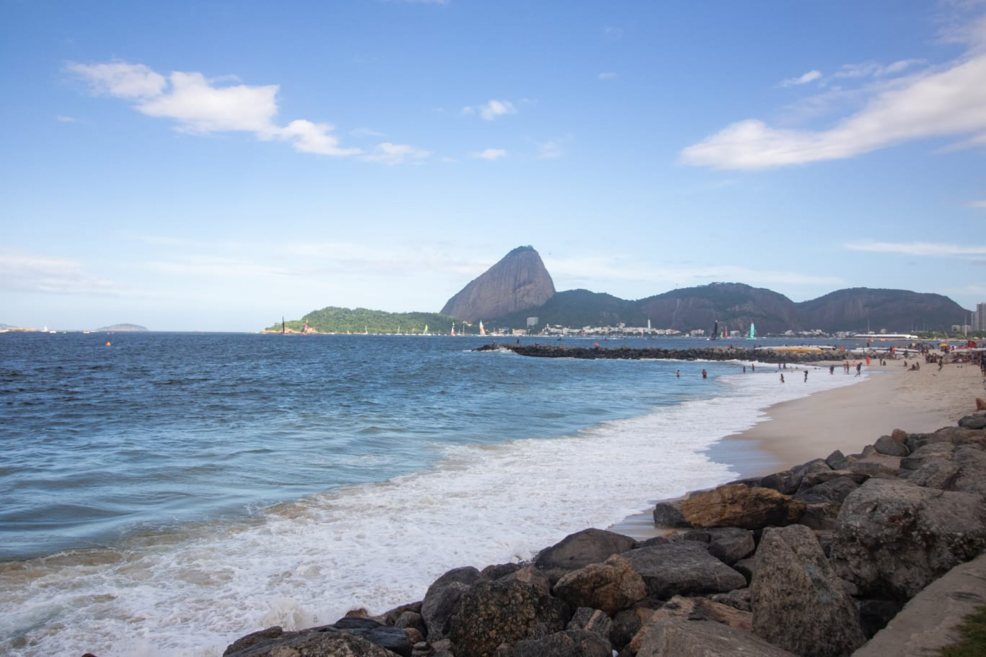 Tempo ensolarado levou cariocas e turistas à orla do Flamengo, na Zona Sul - Érica Martin / Agência O Dia