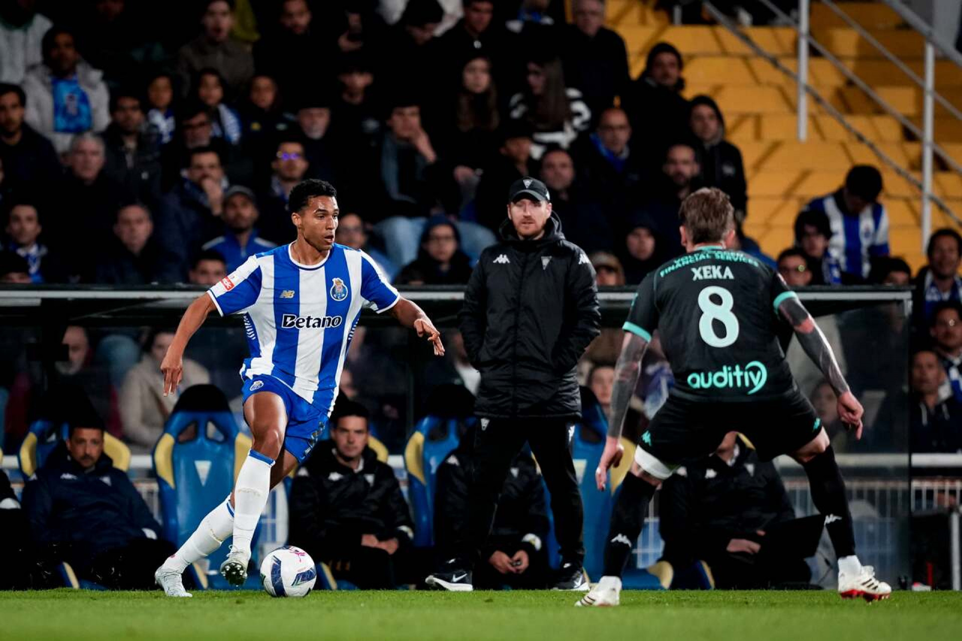 Porto bate Estoril fora de casa e consolida lideran&ccedil;a no Campeonato Portugu&ecirc;s