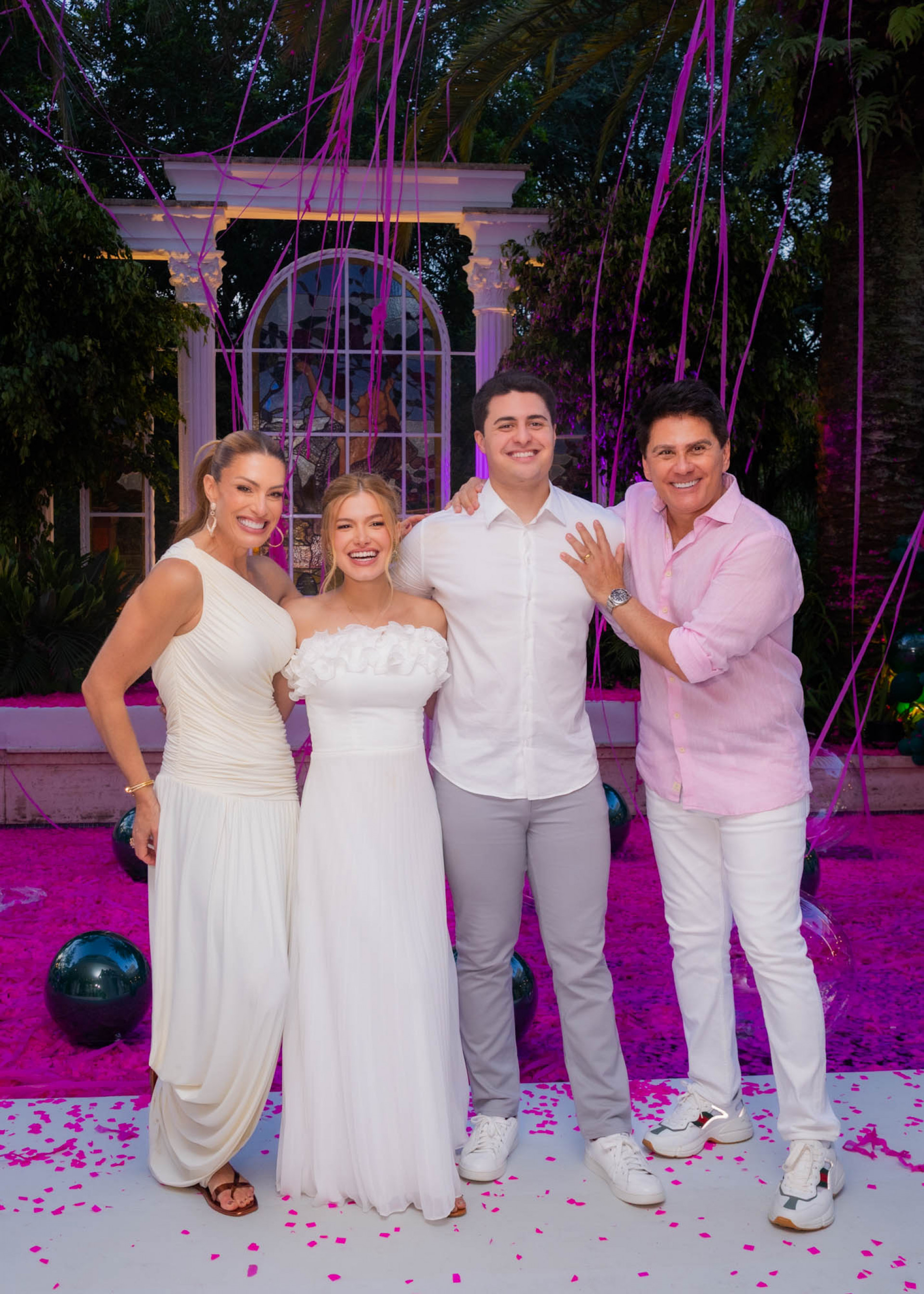 Luigi com a mulher, Júlia, e os pais, Elaine Mickely e Cesar Filho  - Brazil News