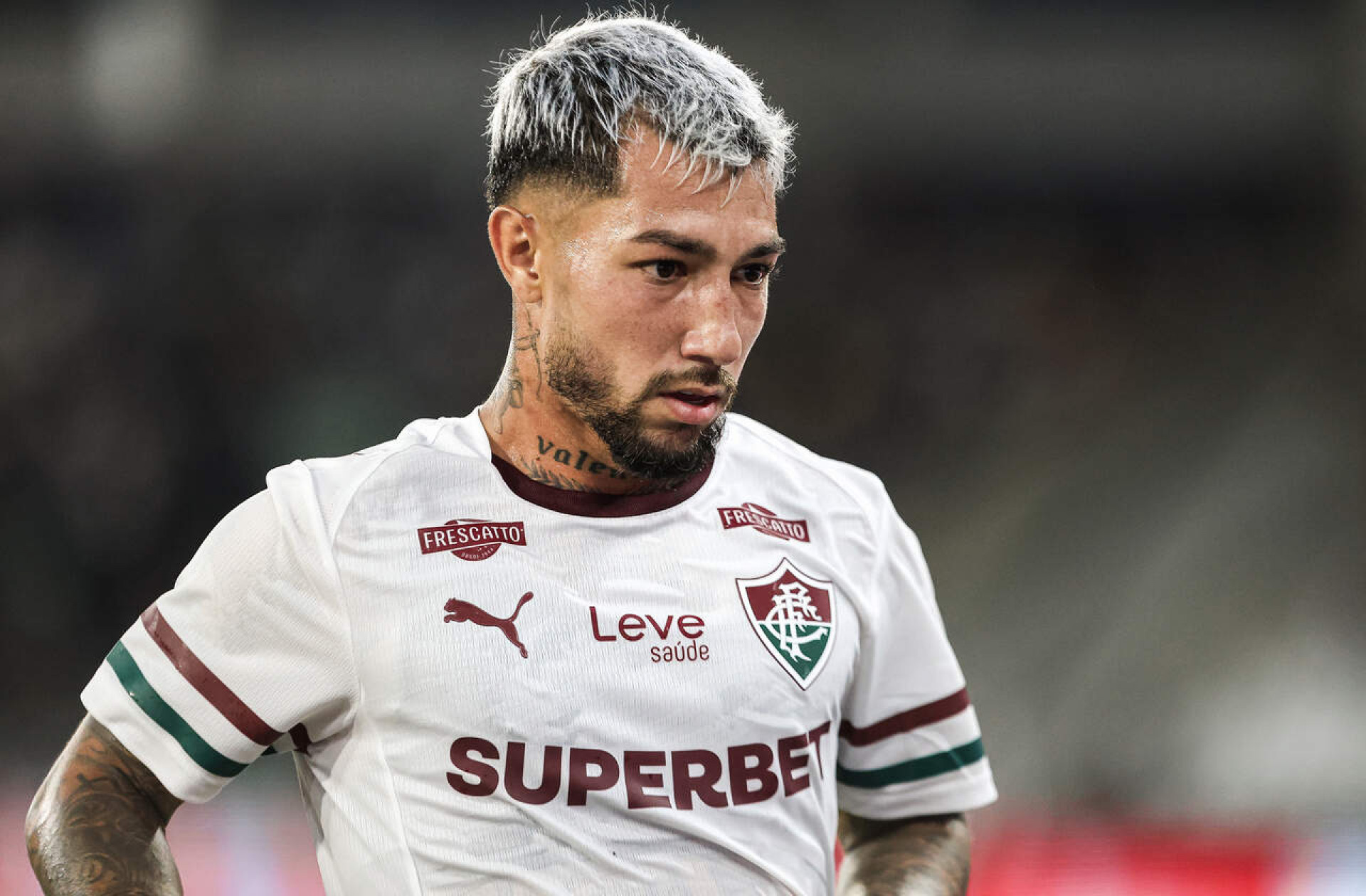 Acosta deixa Maracan&atilde; com joelho imobilizado e preocupa o Fluminense