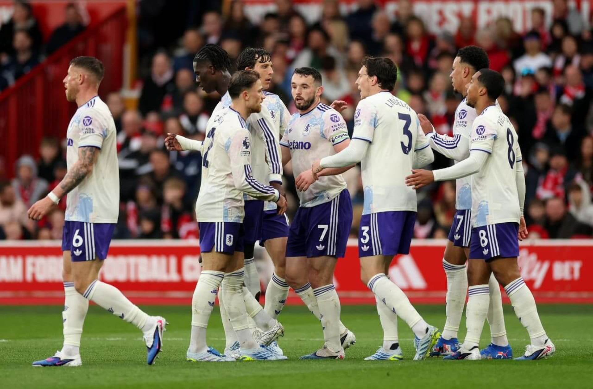 Nottingham e Aston Villa empatam em jogo emocionante