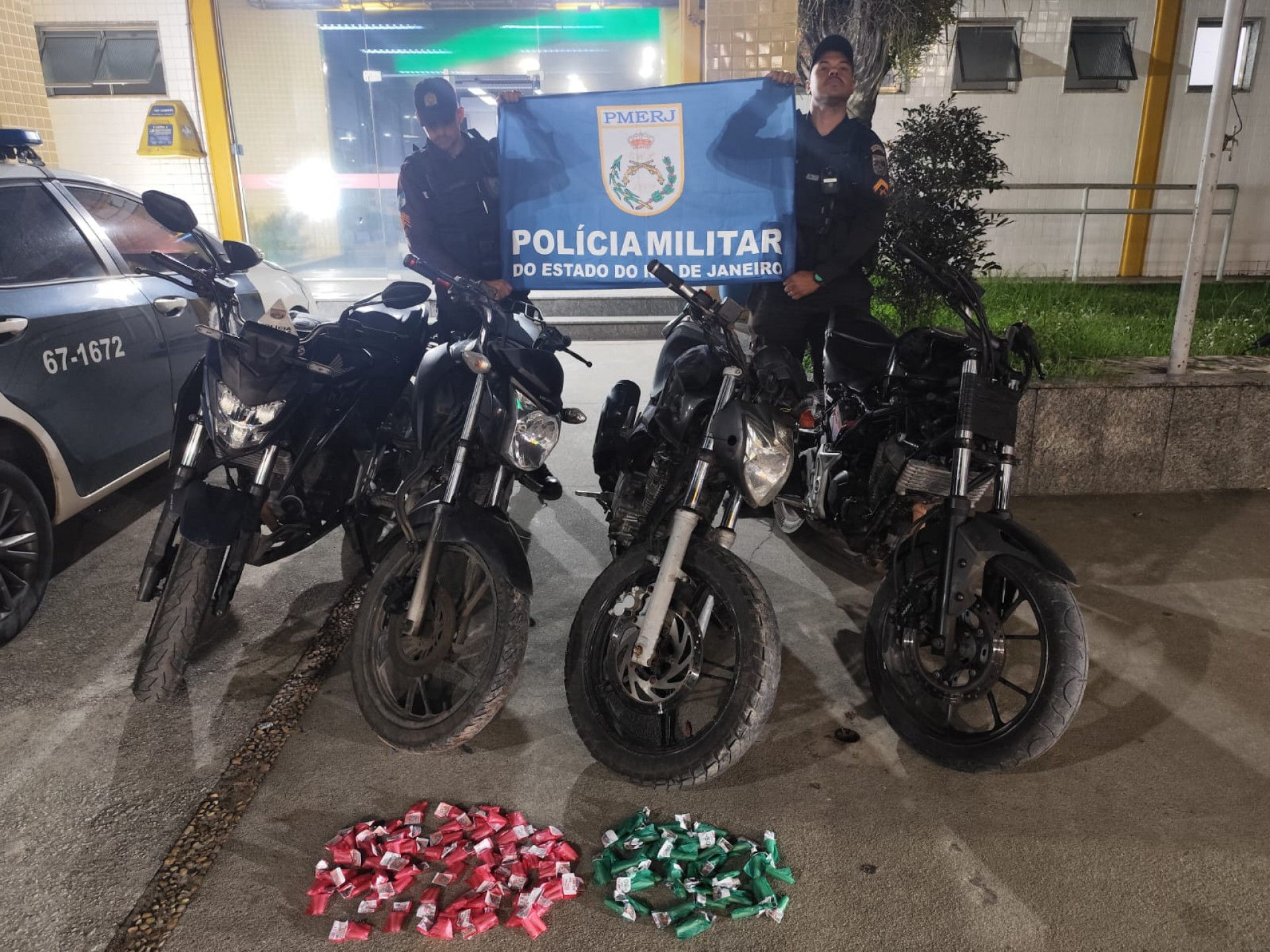 Denúncia leva PM a ponto de tráfico e termina com drogas apreendidas e moto recuperada