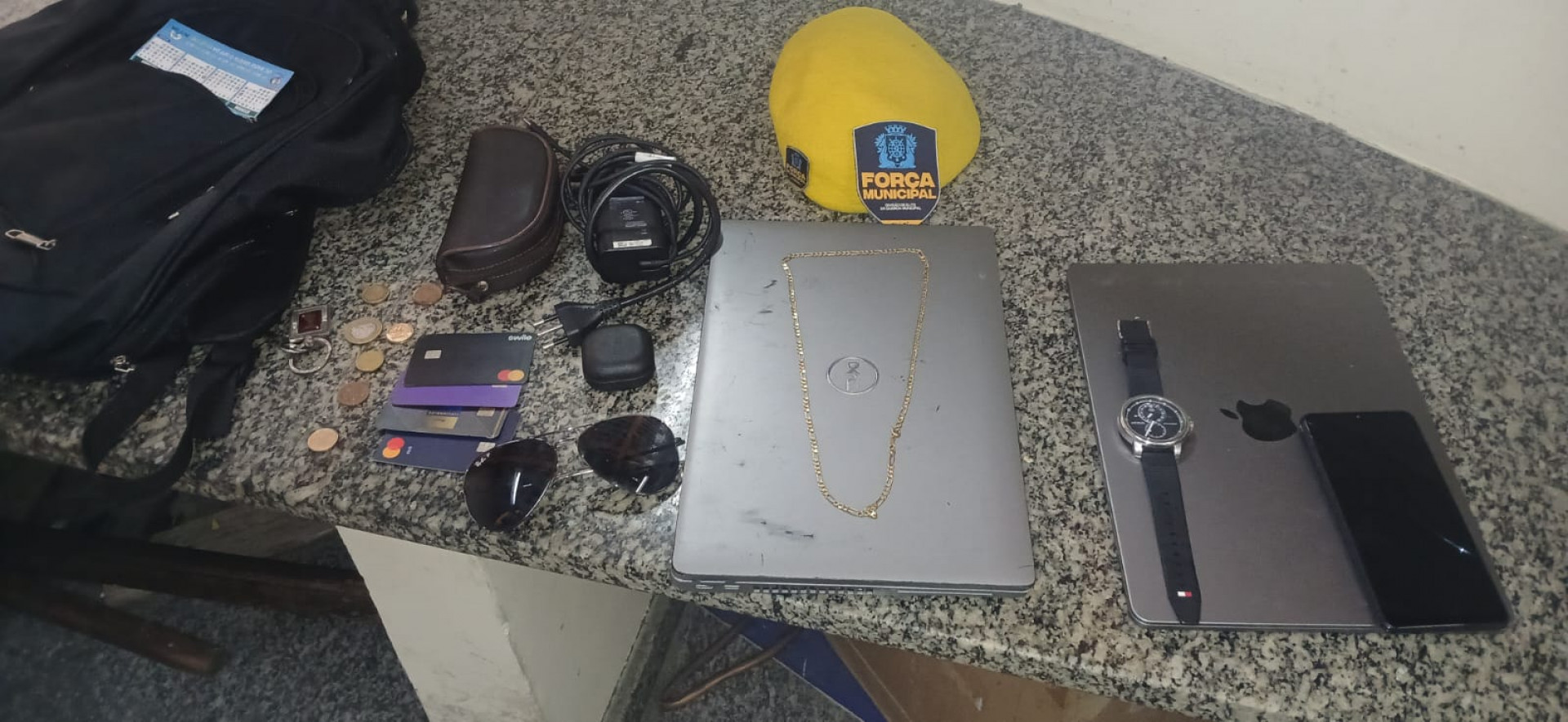 Foram apreendidos dois notebooks, um aparelho de telefone celular, um relógio e um cordão de ouro - Força Municipal / Divulgação