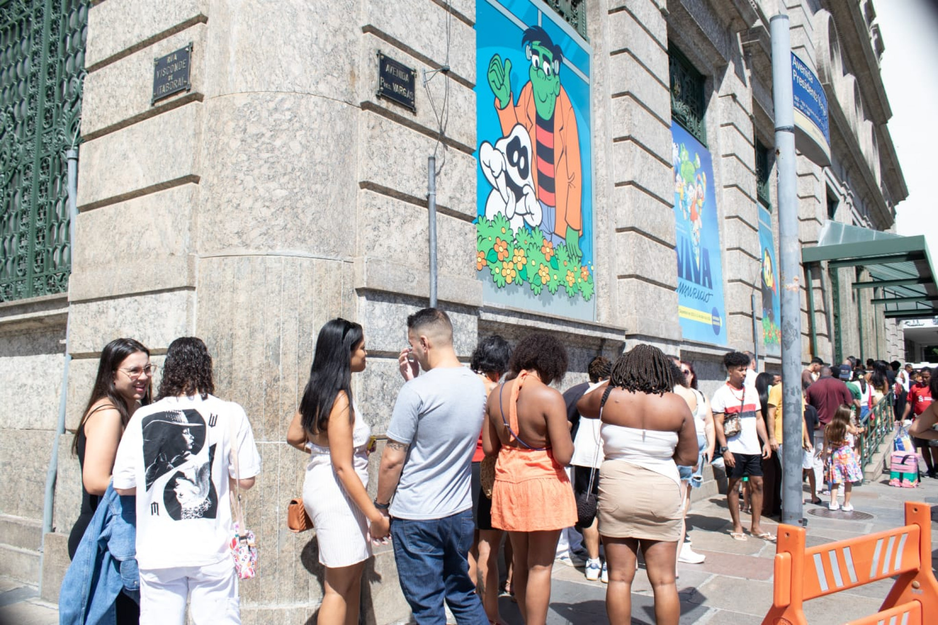 Publico forma longas filas para entrar na exposição de Mauricio de Sousa  - Érica Martin / Agência O Dia 