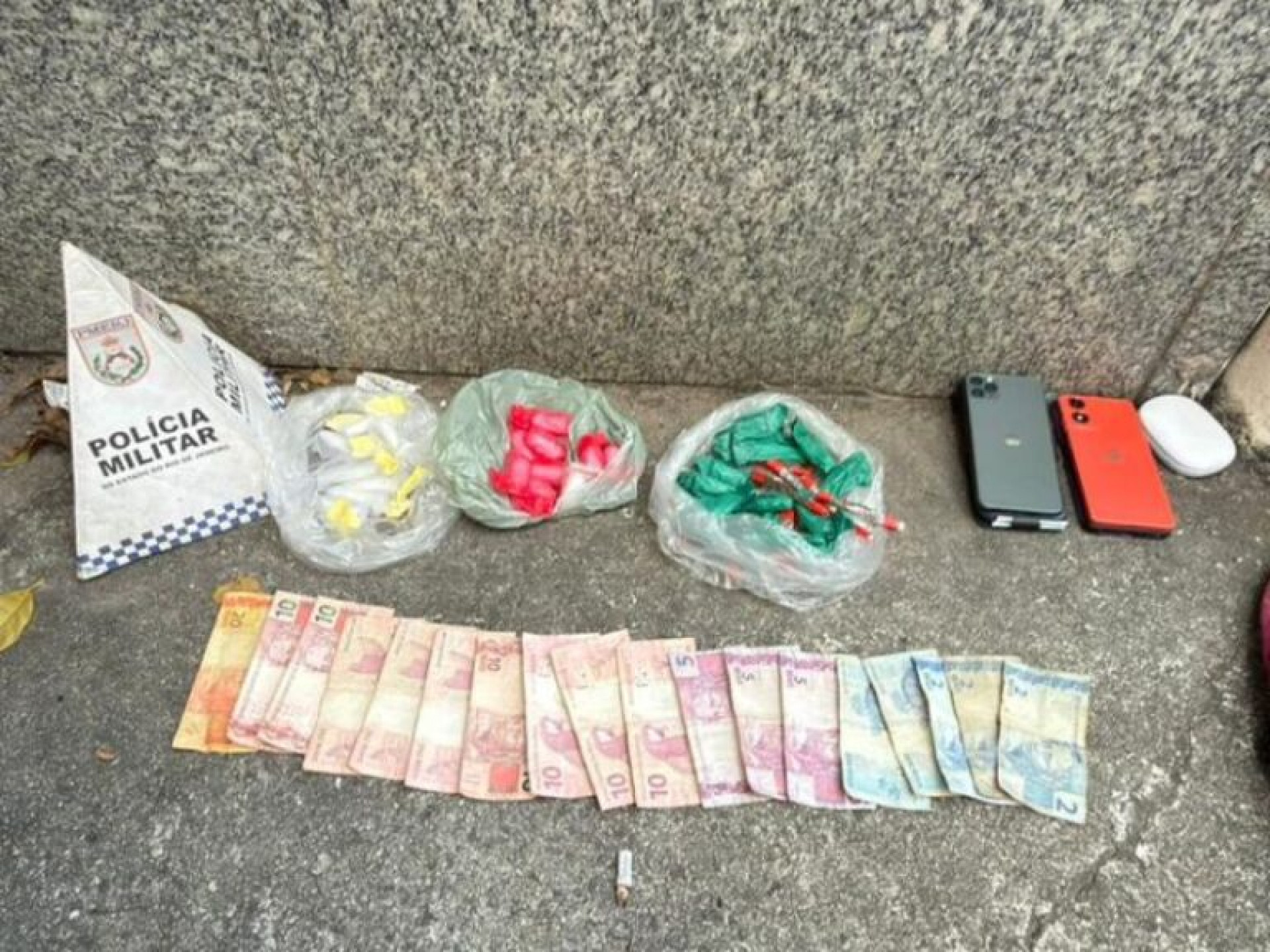 Ações da PM terminam com três presos por tráfico em dois bairros de Rio das Ostras