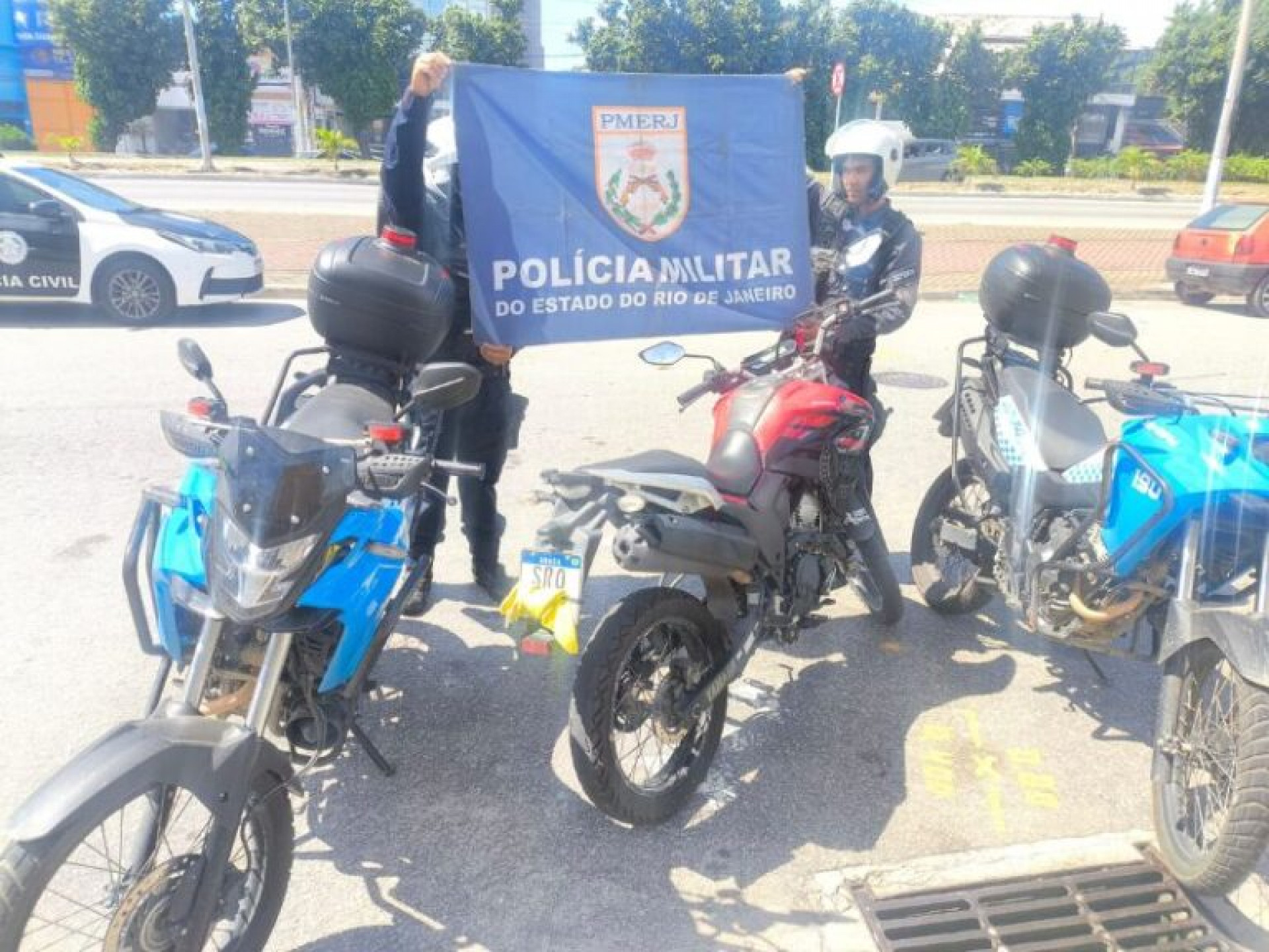 Moto com placa encoberta leva homem à prisão em abordagem policial em Rio das Ostras