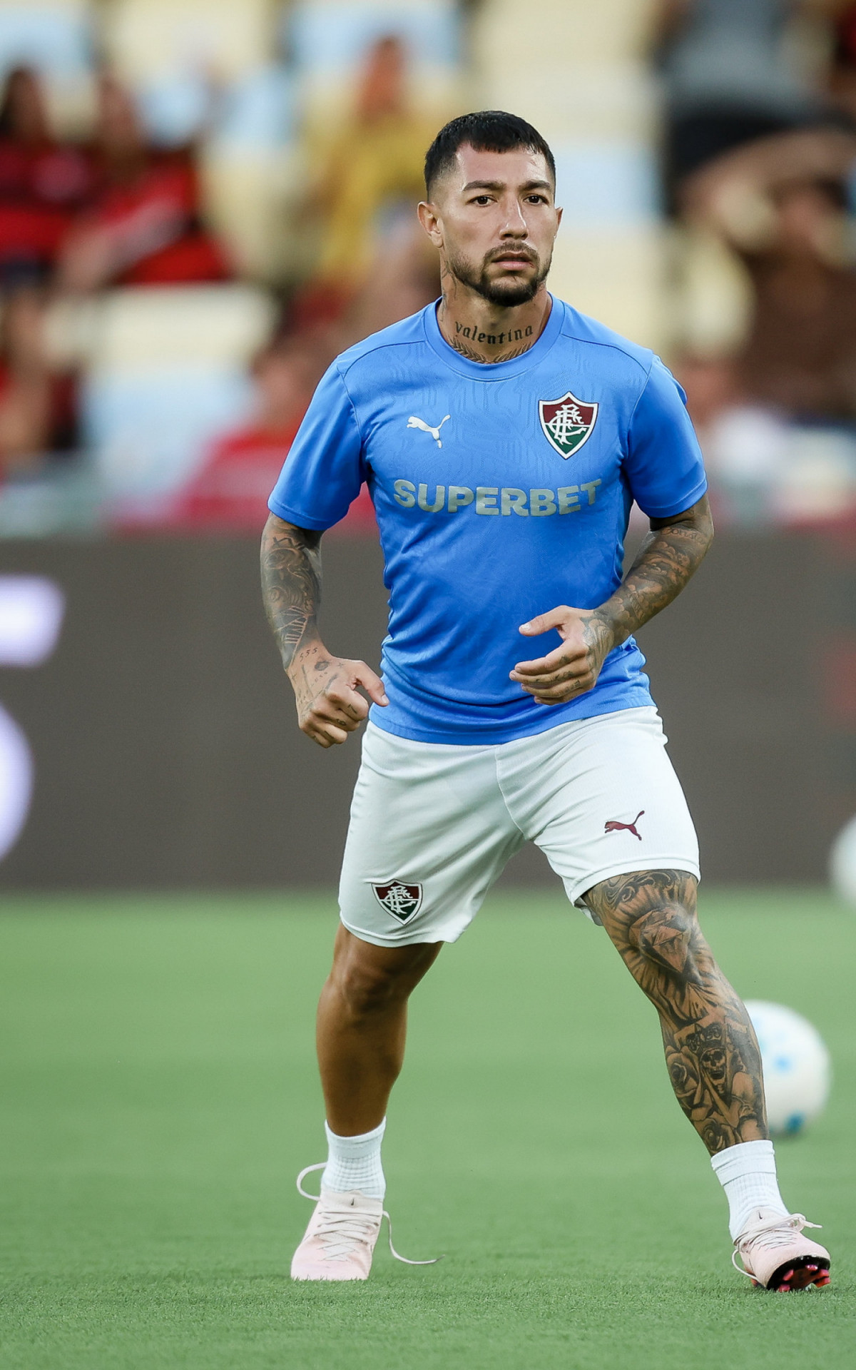 Lucho Acosta no aquecimento antes do jogo contra Flamengo; meia se lesionou no início da partida - Marcelo Gonçalves / Fluminense