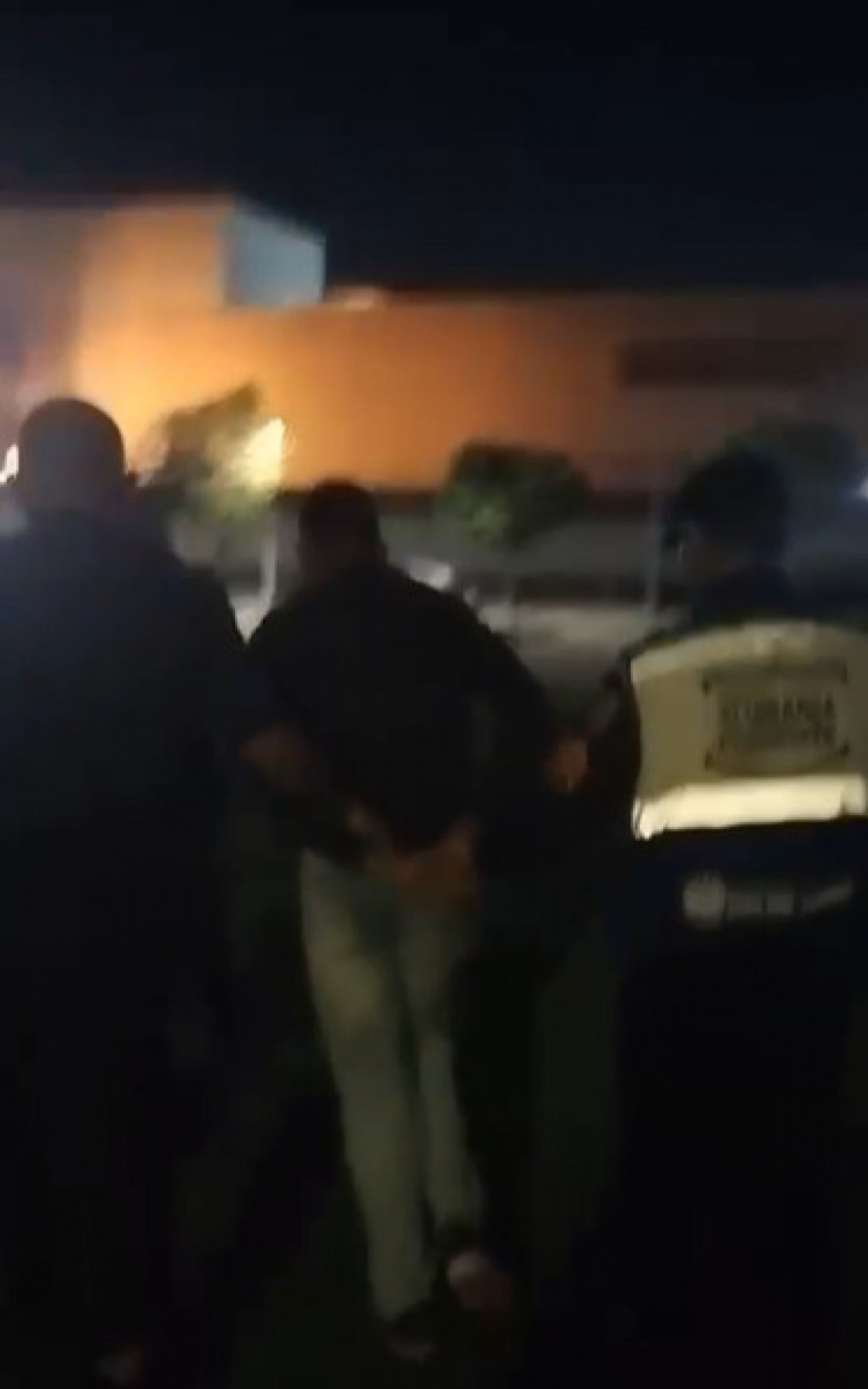 Equipe do 18&ordm; BPM (Jacarepagu&aacute;) localizou o fugitivo escondido no forro da loja - Divulga&ccedil;&atilde;o / Segov