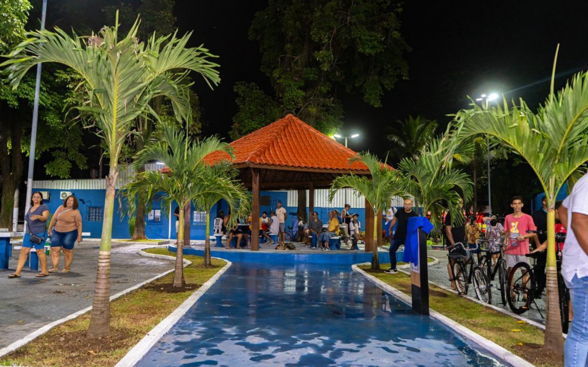 Pra&ccedil;a &eacute; inaugurada em Duque de Caxias - Divulga&ccedil;&atilde;o