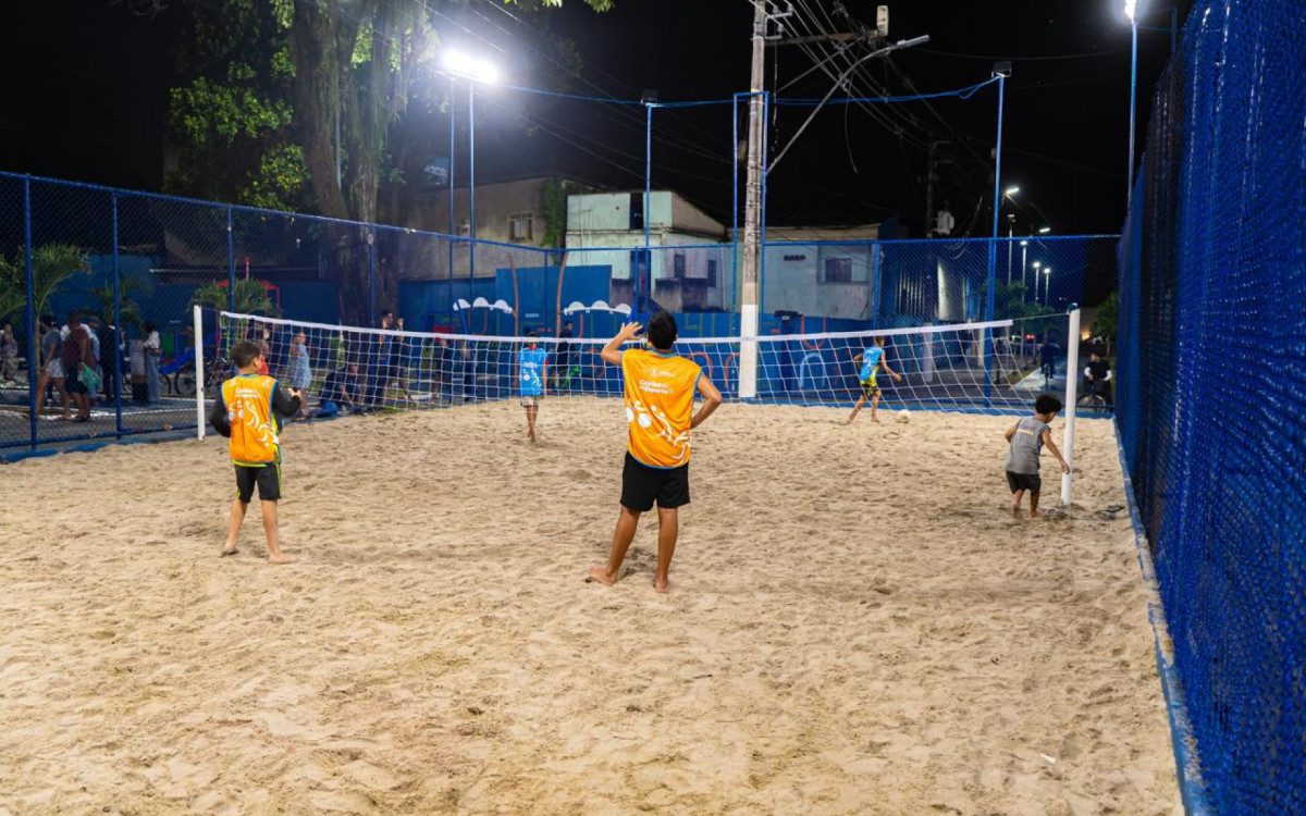 Pra&ccedil;a &eacute; inaugurada em Duque de Caxias - Divulga&ccedil;&atilde;o