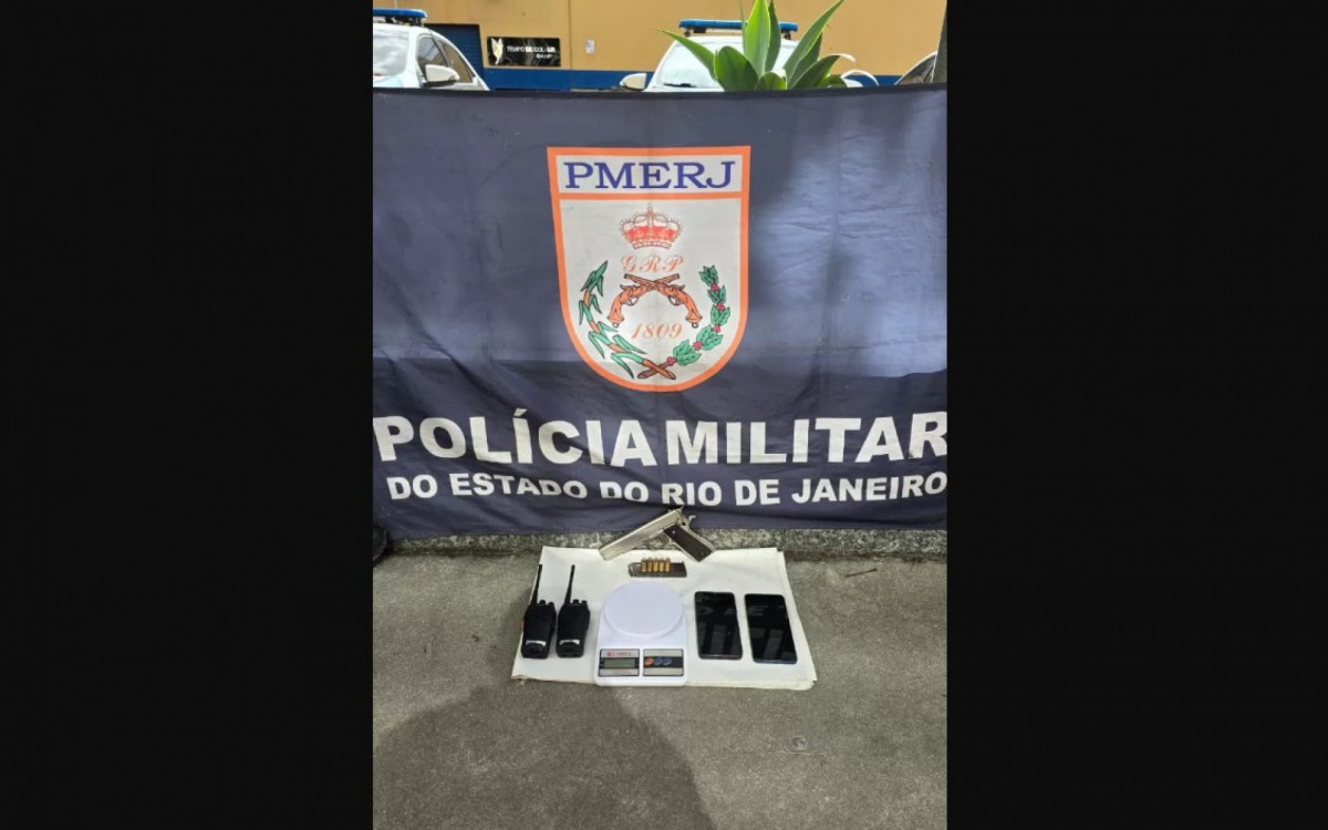 Os acusados foram encaminhados para a 126ª Delegacia de Polícia, onde um deles foi autuado por posse de arma de fogo de uso restrito.