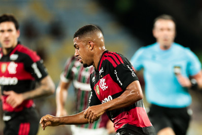 Samuel Lino dá duas assistências e supera números de 2025 pelo Flamengo