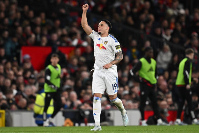 Ex-alvo do Flamengo faz dois gols em vitória do Leeds sobre o Manchester United