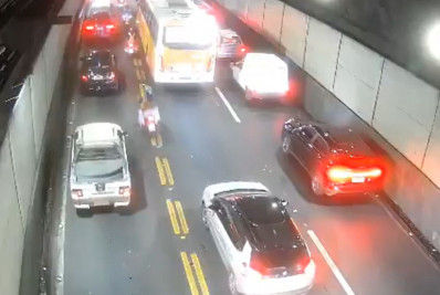 Moto pega fogo no Túnel Rebouças e deixa um homem ferido