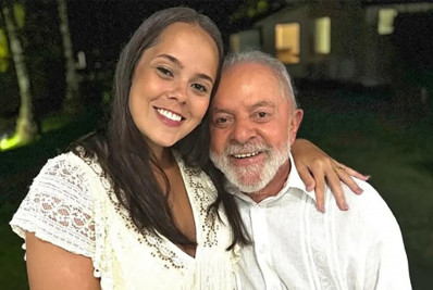 Neta de Lula publica vídeo com IA que mostra Flávio Bolsonaro fazendo 'dança da rachadinha'