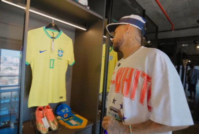 Neymar mostra acervo e aponta camisa 'mais dolorida'