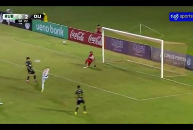 Vídeo! Ex-Vasco leva bolada no rosto e faz gol bizarro no Campeonato Paraguaio