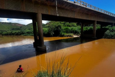 Casal morre e idoso segue desaparecido após acidente em ponte de MG
