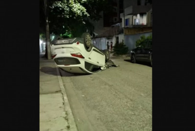 Motorista supostamente embriagado capota carro após acidente em Cabo Frio