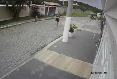 Tentativa de assalto é registrada por câmeras de segurança no Peró, em Cabo Frio