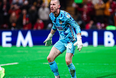 Ex-Flamengo, goleiro se consolida como titular em time europeu aos 39 anos