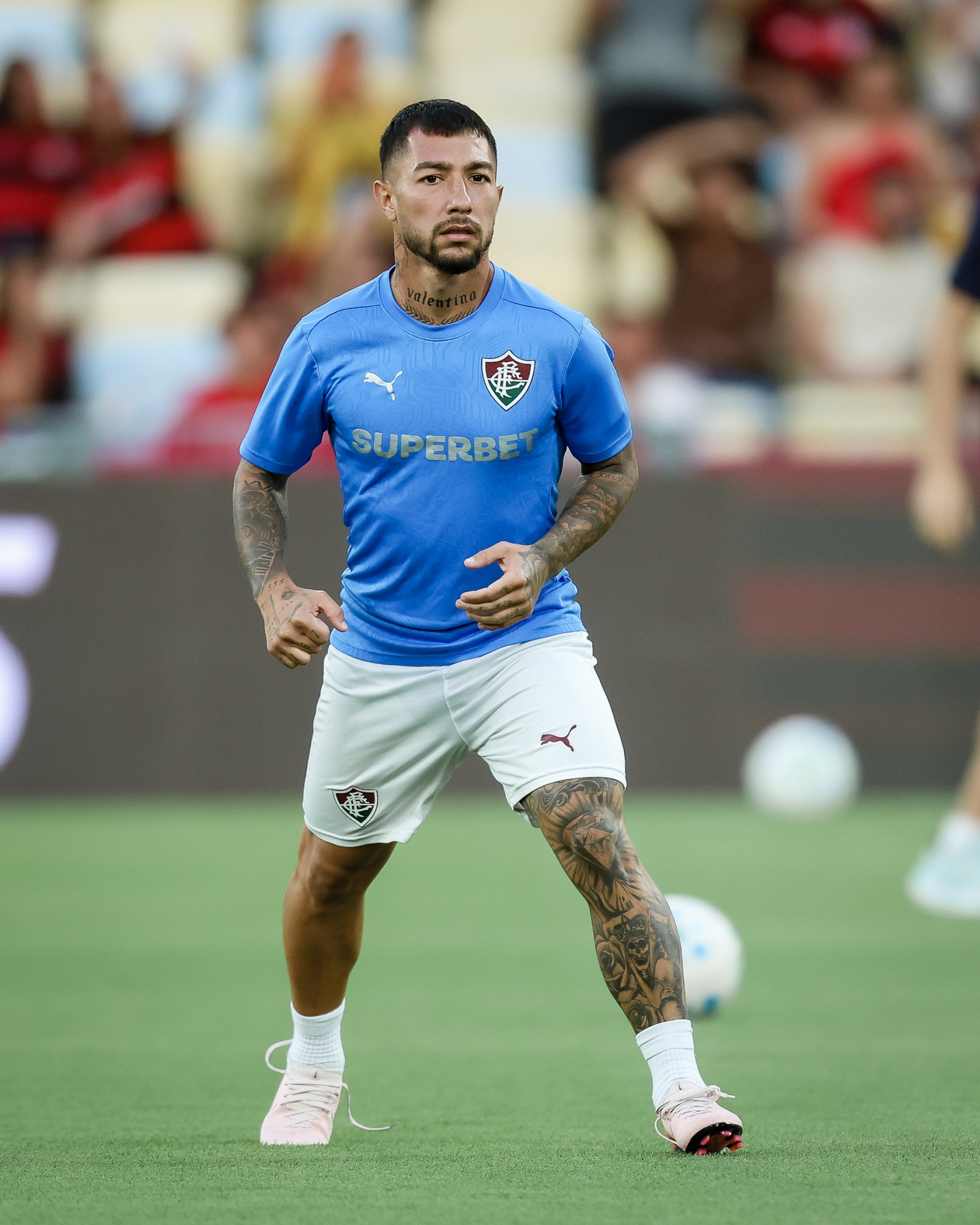 Lucho Acosta no aquecimento antes do jogo contra Flamengo; meia se lesionou no início da partida - Marcelo Gonçalves / Fluminense