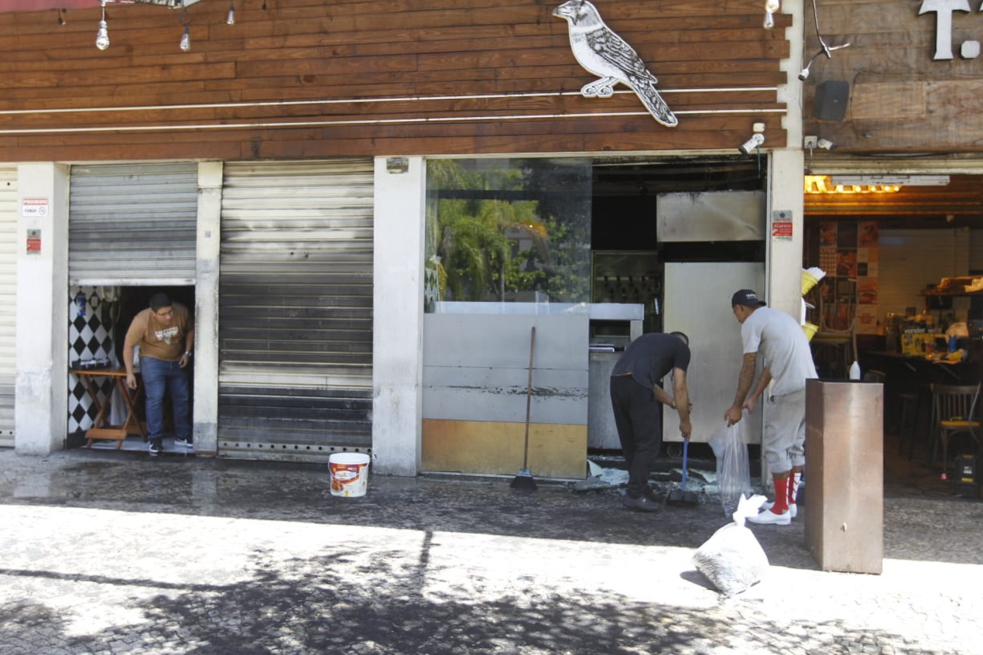 Fogo atingiu o Braseiro Colarinho, na Rua Nelson Mandela, em Botafogo - Reginaldo Pimenta / Agência O Dia