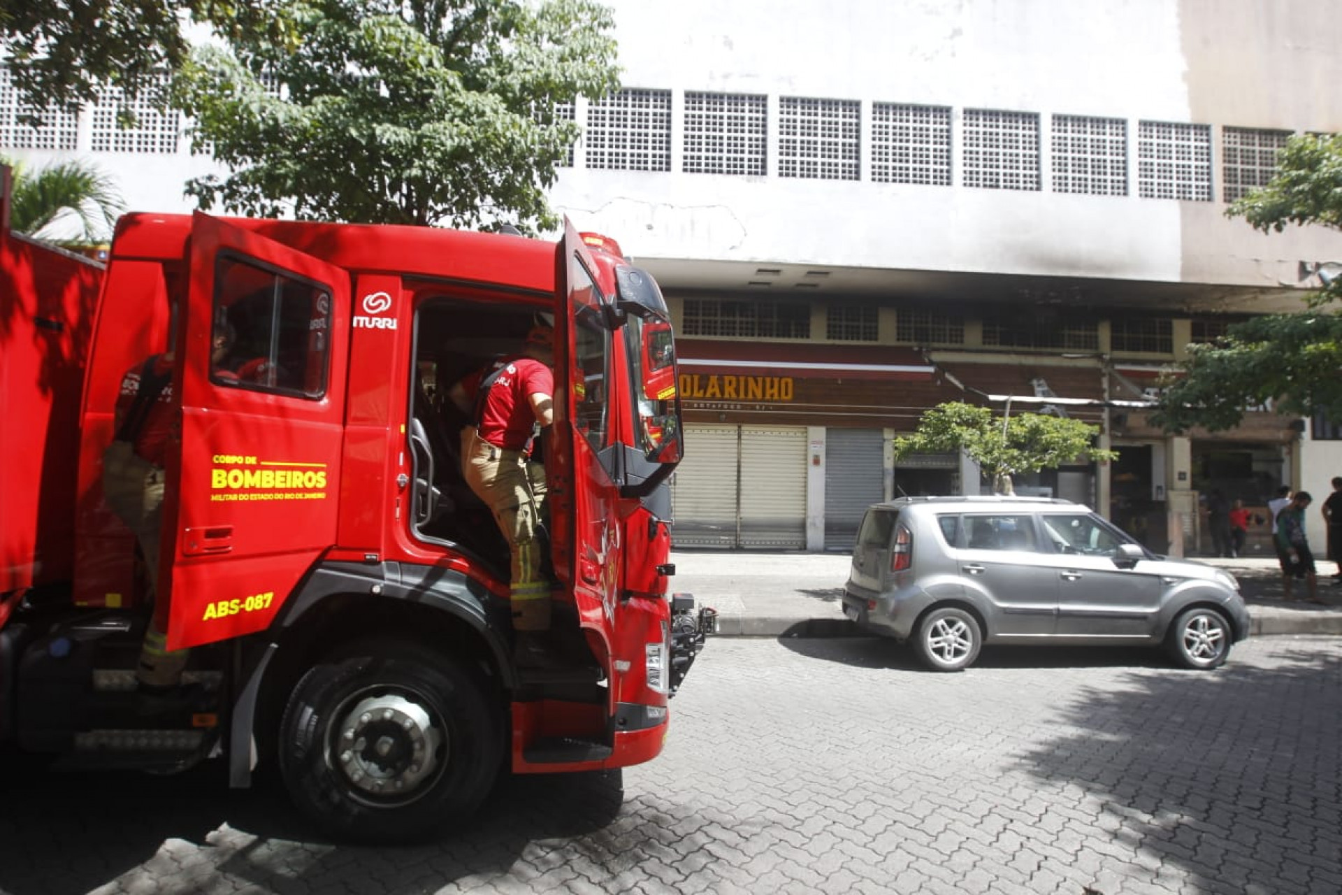 Fogo atingiu o Braseiro Colarinho, na Rua Nelson Mandela, em Botafogo - Reginaldo Pimenta / Agência O Dia