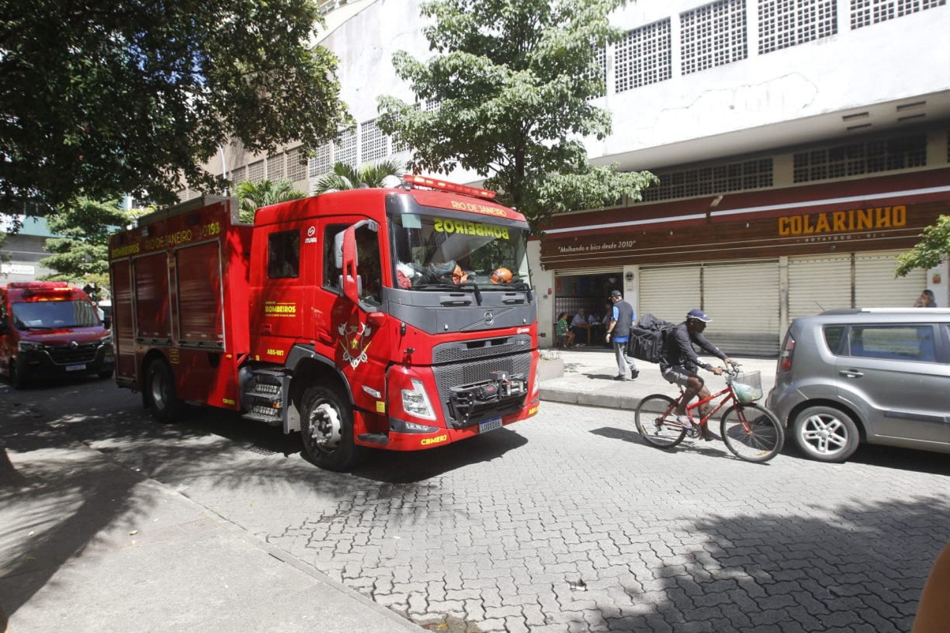 Fogo atingiu o Braseiro Colarinho, na Rua Nelson Mandela, em Botafogo - Reginaldo Pimenta / Agência O Dia