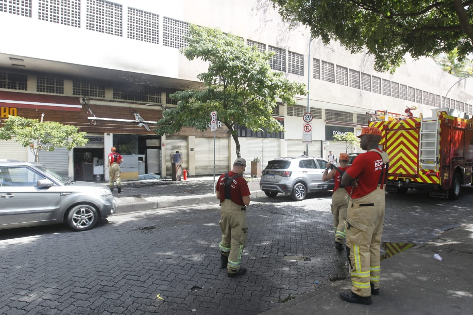 Fogo atingiu o Braseiro Colarinho, na Rua Nelson Mandela, em Botafogo - Reginaldo Pimenta / Agência O Dia