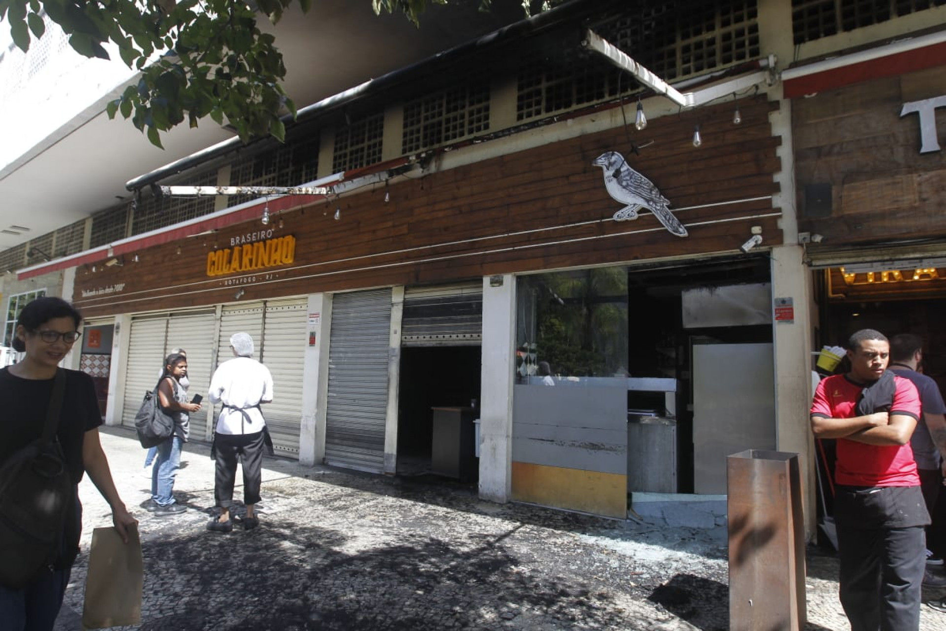 Fogo atingiu o Braseiro Colarinho, na Rua Nelson Mandela, em Botafogo - Reginaldo Pimenta / Agência O Dia