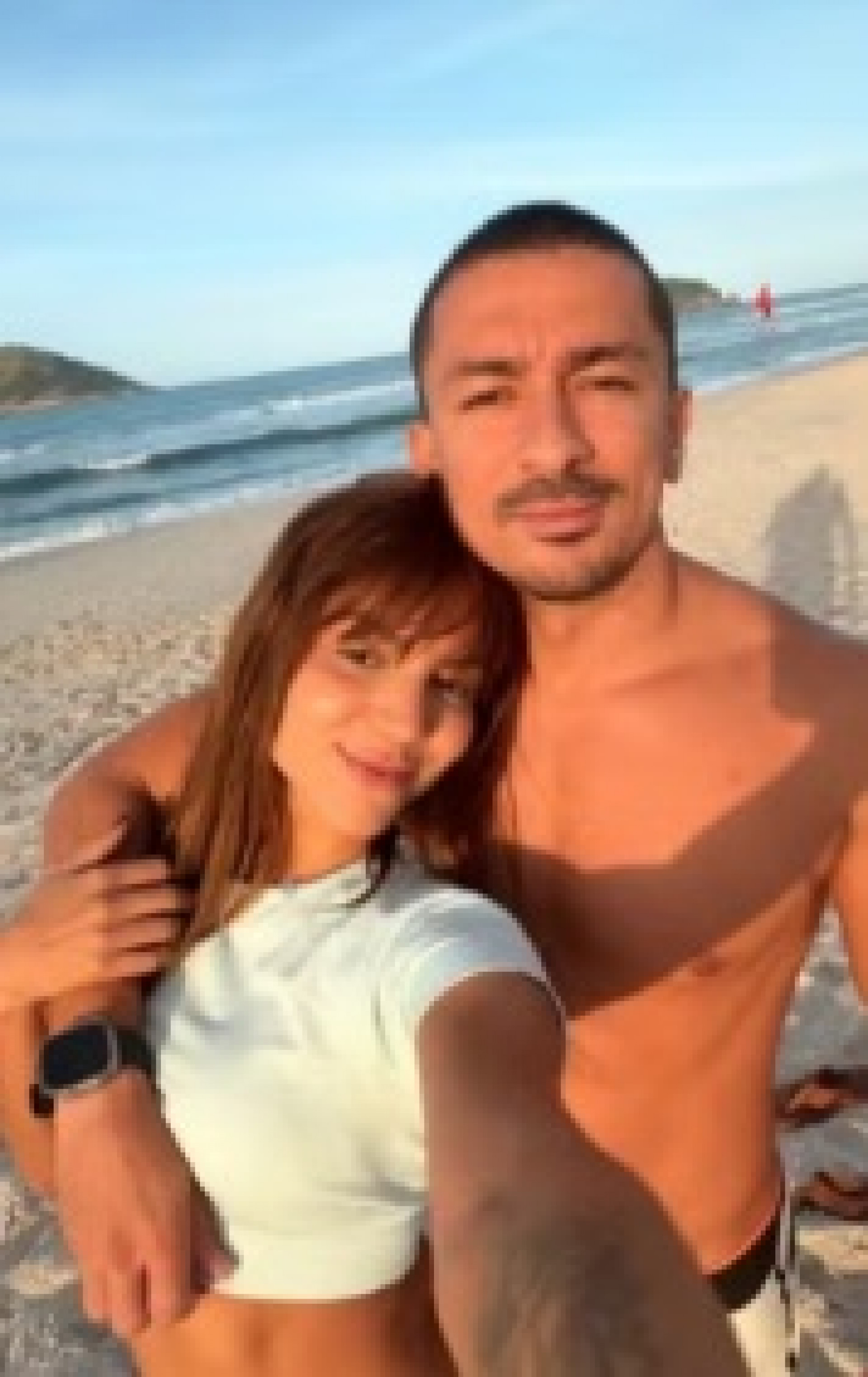 Hariany abre álbum com namorado, irmão de Anitta, e se declara nas redes