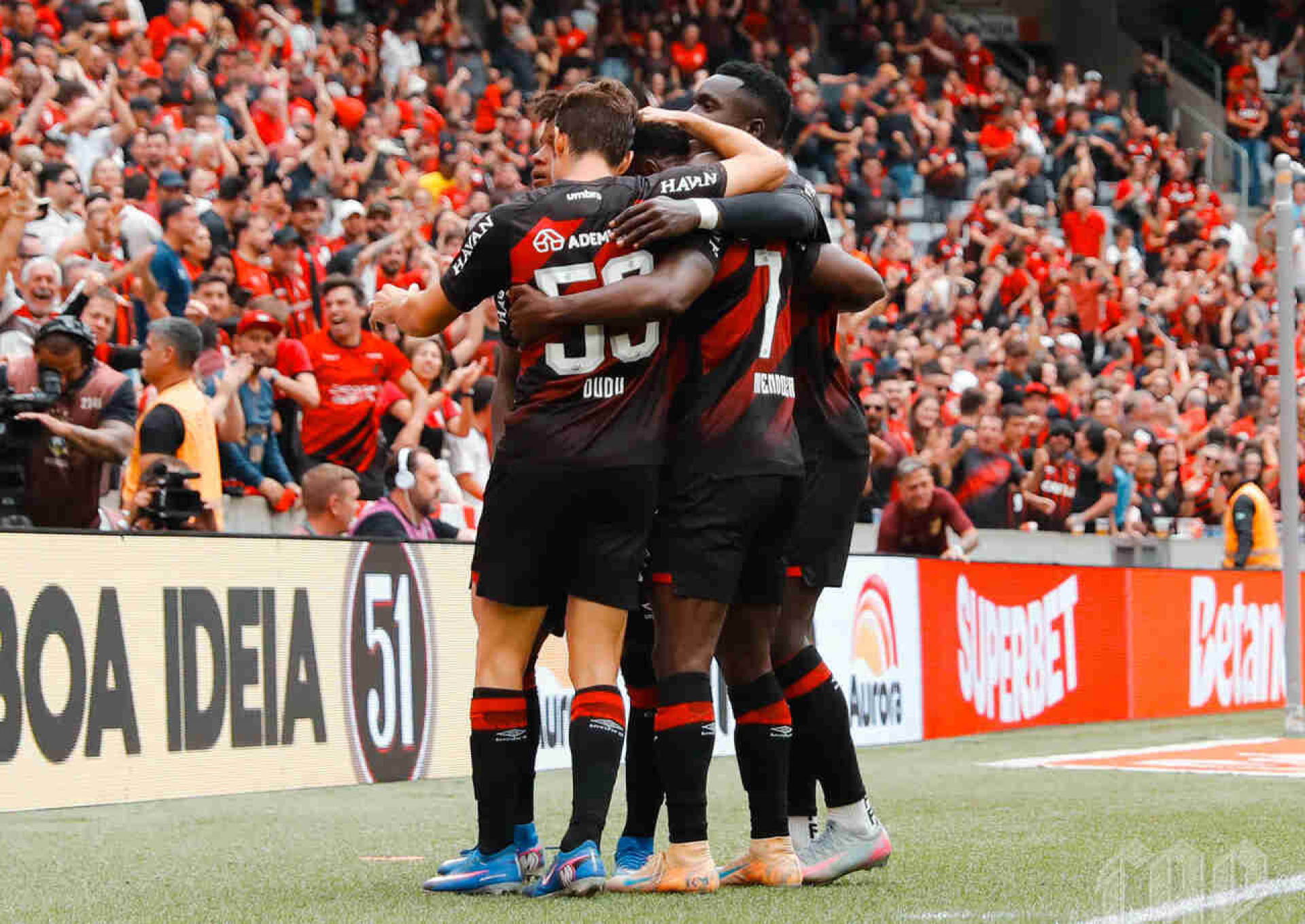 Vit&oacute;ria do Athletico sobre a Chape teve teste de impedimento semiautom&aacute;tico