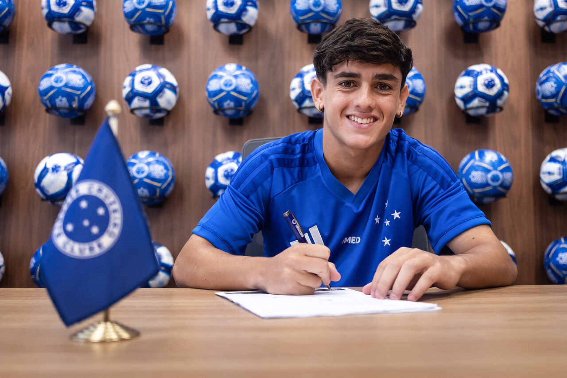 Filho de Fagner, Henrique Lemos assina primeiro contrato com o Cruzeiro