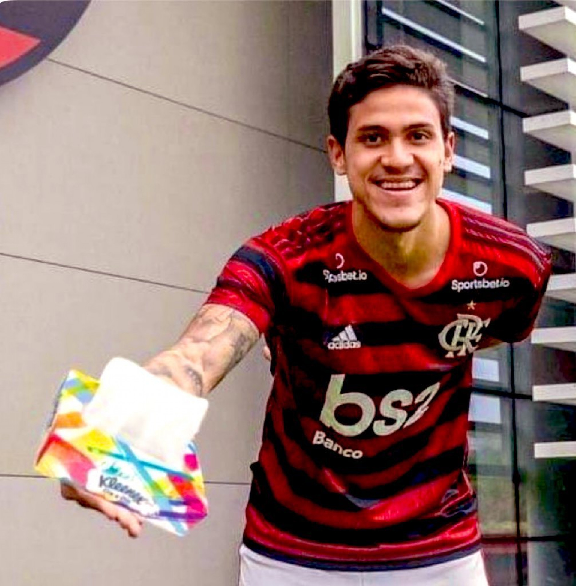 Pedro segurando um lenço para torcedores rivais - Reprodução / X