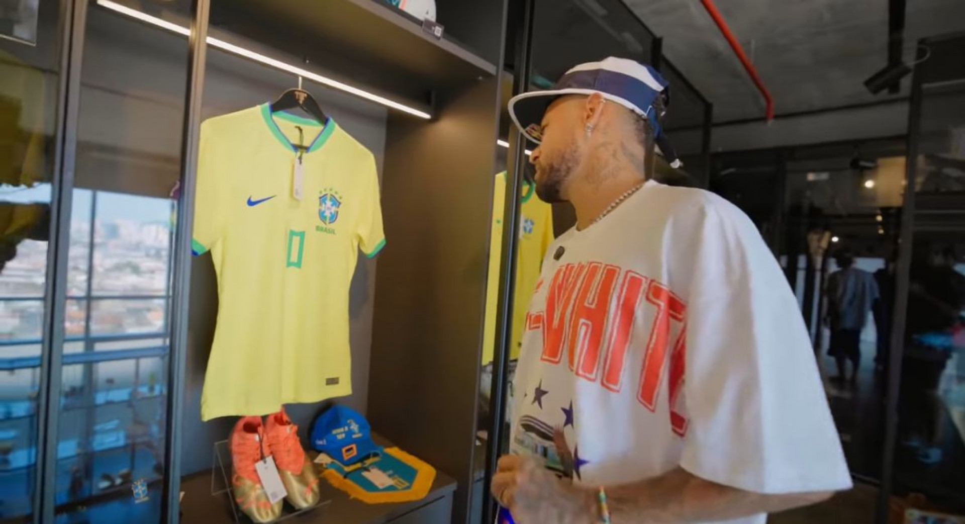 Neymar mostra acervo e aponta camisa 'mais dolorida'