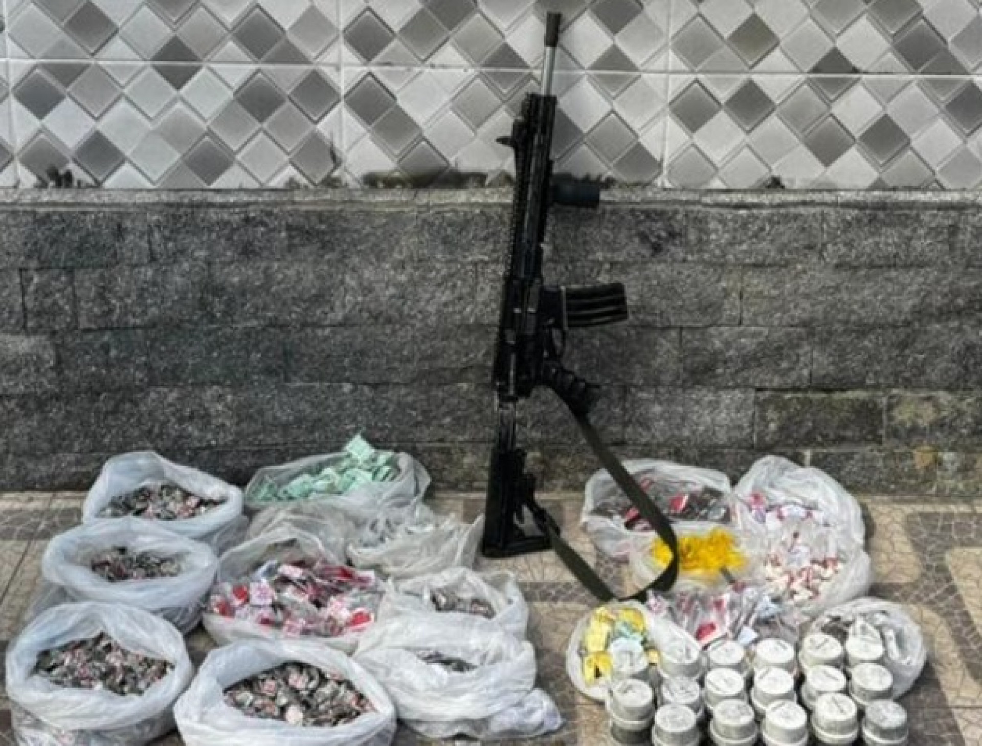 Explosivos, drogas e outro fuzil também foram apreendidos - Divulgação / PMERJ