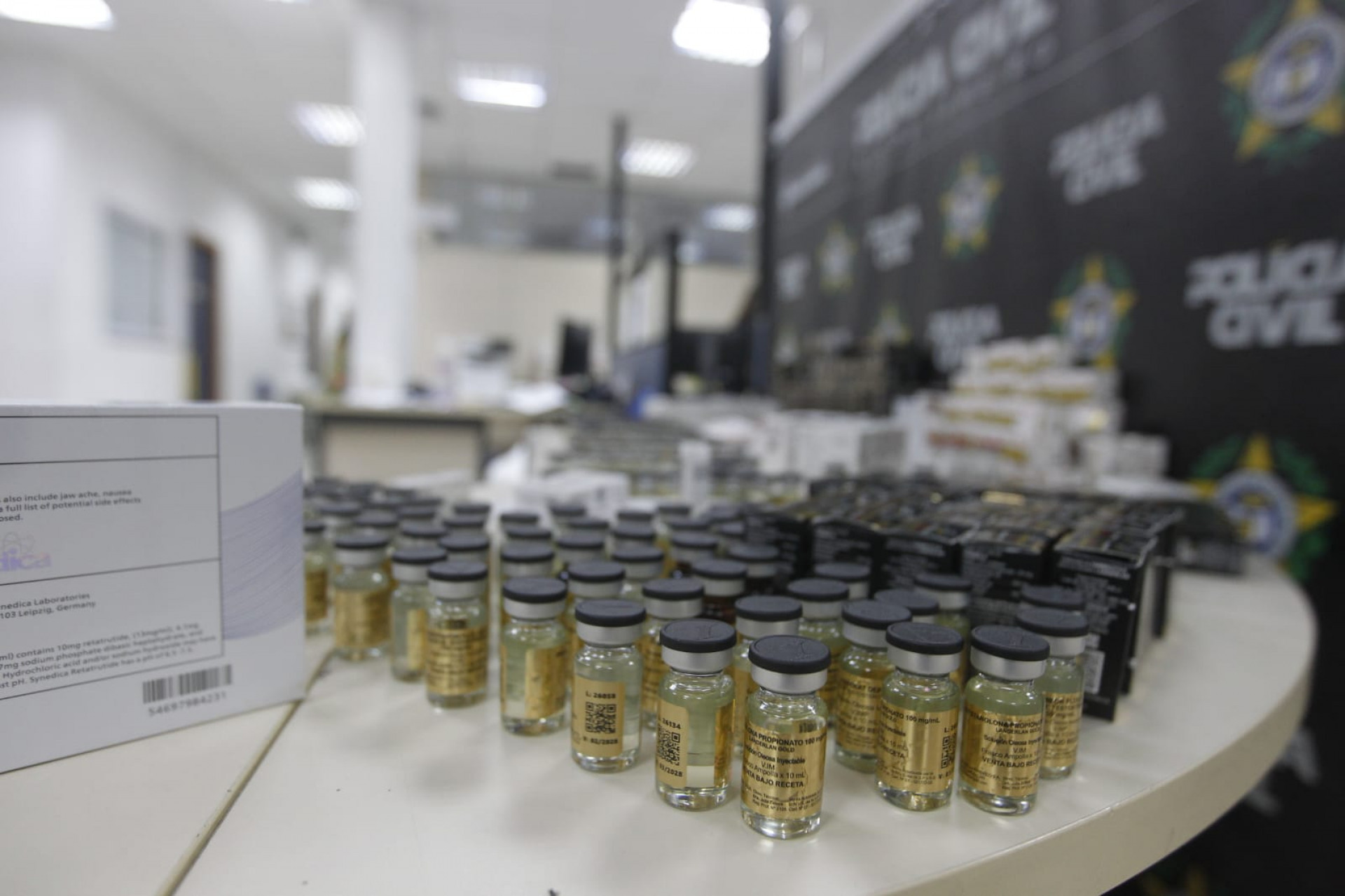 Produtos vieram do Paraguai e foram interceptados em Xerém durante a madrugada - Reginaldo Pimenta/Agência O DIA