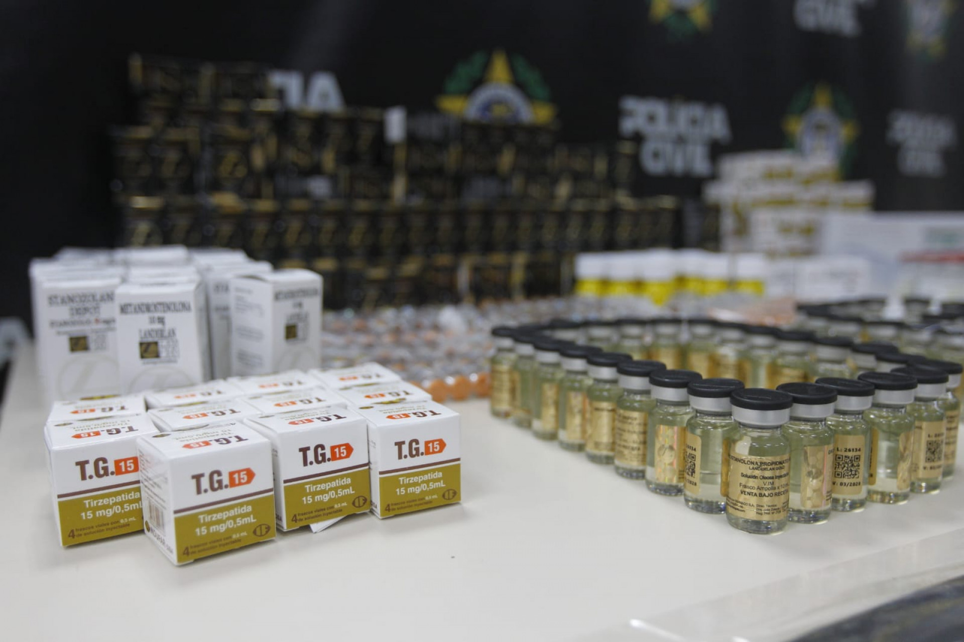 Produtos vieram do Paraguai e foram interceptados em Xerém durante a madrugada - Reginaldo Pimenta/Agência O DIA