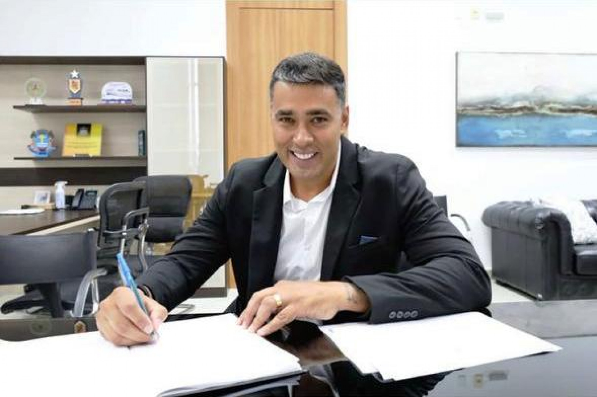 Novo vereador assume vaga na Câmara de Macaé com foco na segurança pública