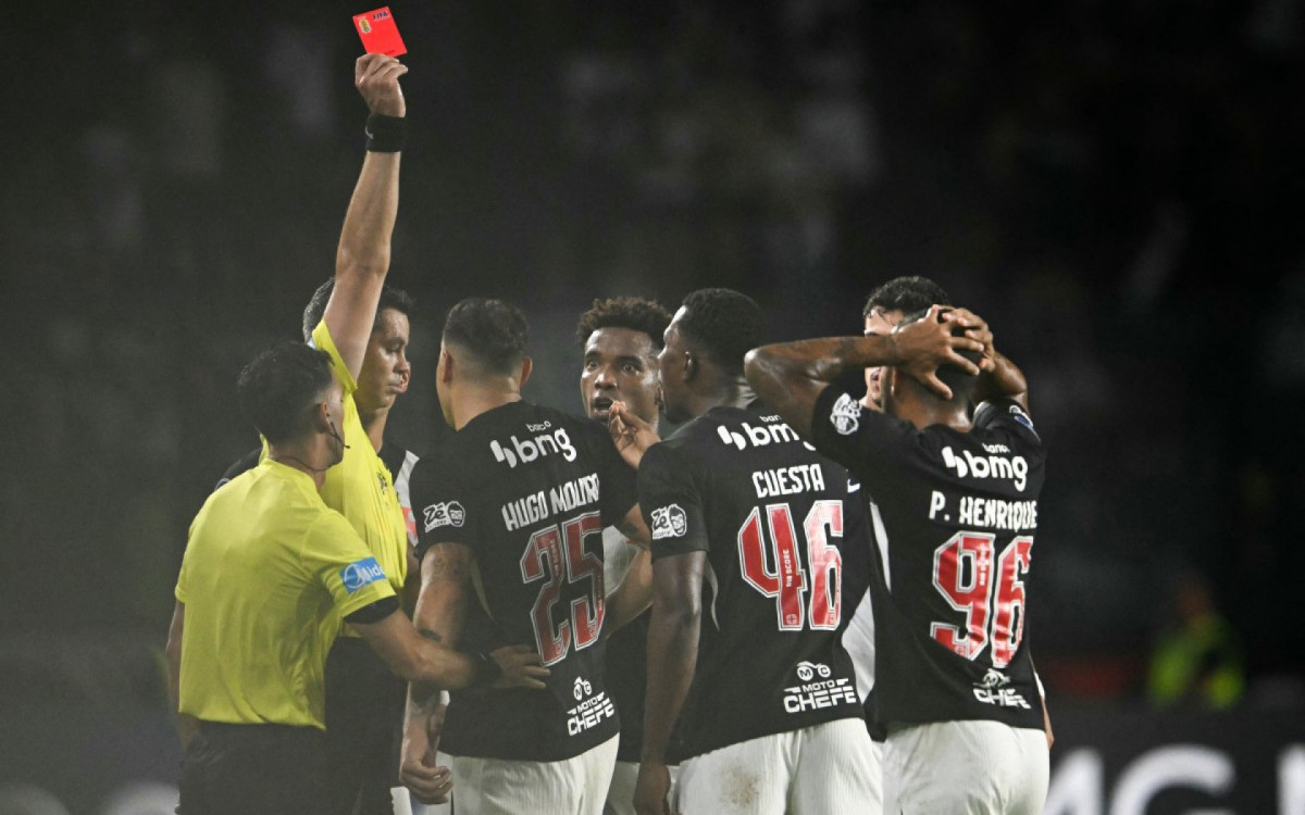 Reclamação dos jogadores do Vasco após expulsão de Cuesta