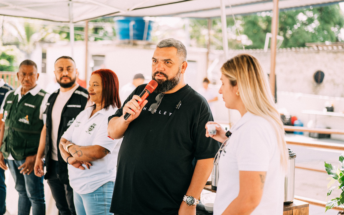 Vereador Pablo Lira discrusa ao lado de autoridades na inaugura&ccedil;&atilde;o do espa&ccedil;o de fisioterapia no Vale das Pedrinhas. - Divulga&ccedil;&atilde;o