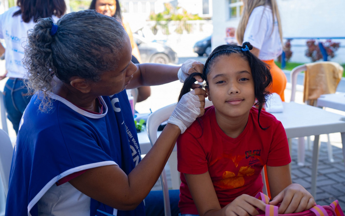 Programa 'Abra&ccedil;o Mulher' celebra um ano de a&ccedil;&atilde;o em Duque de Caxias - Divulga&ccedil;&atilde;o