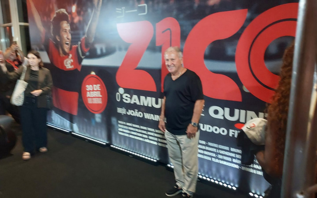 Zico posa para a foto antes da sessão do filme \'Zico, o Samurai de Quintino\'